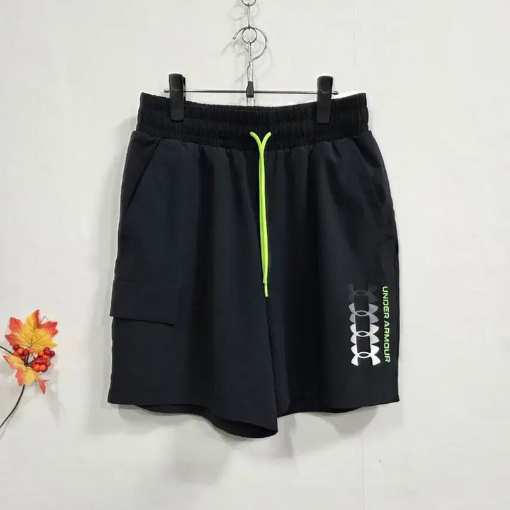 [SOLD OUT] 언더아머 블랙 카고 반바지 M
