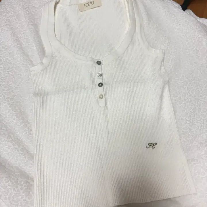 [SOLD OUT] 포에토 로 버튼 니트 슬리브리스 아이보리