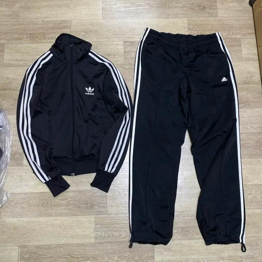 [SOLD OUT] 아디다스 블랙 삼선 트레이닝복 세트 교신