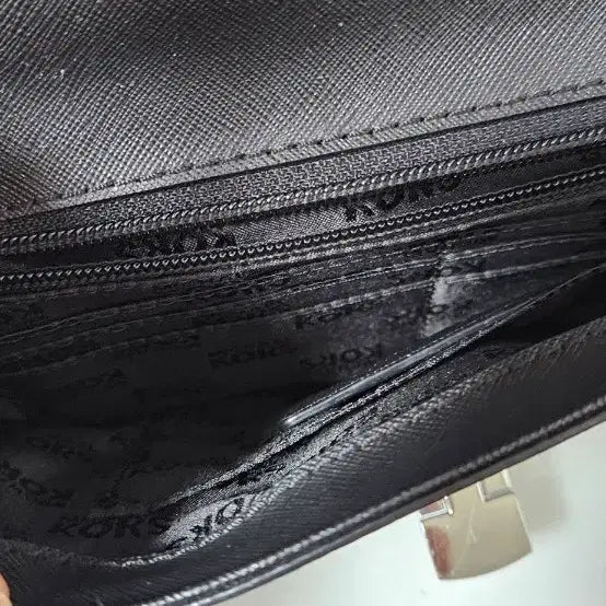 [BUNJANG] Michael Kors Studded Shoulder Bag / 마이클코어스 블랙 스터드 숄더백