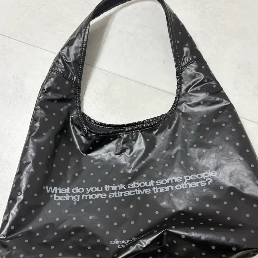 [SOLD OUT] 오드스튜디오 글로시 블랙 도트 숄더백
