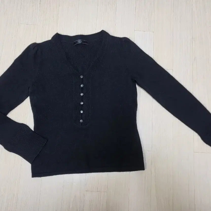 [BUNJANG] SJSJ Wool Blend Black Knit Sweater / 이쁜 타원형  단추가 달린 SJSJ 모 소재 블랙 니트 (사용 제품)