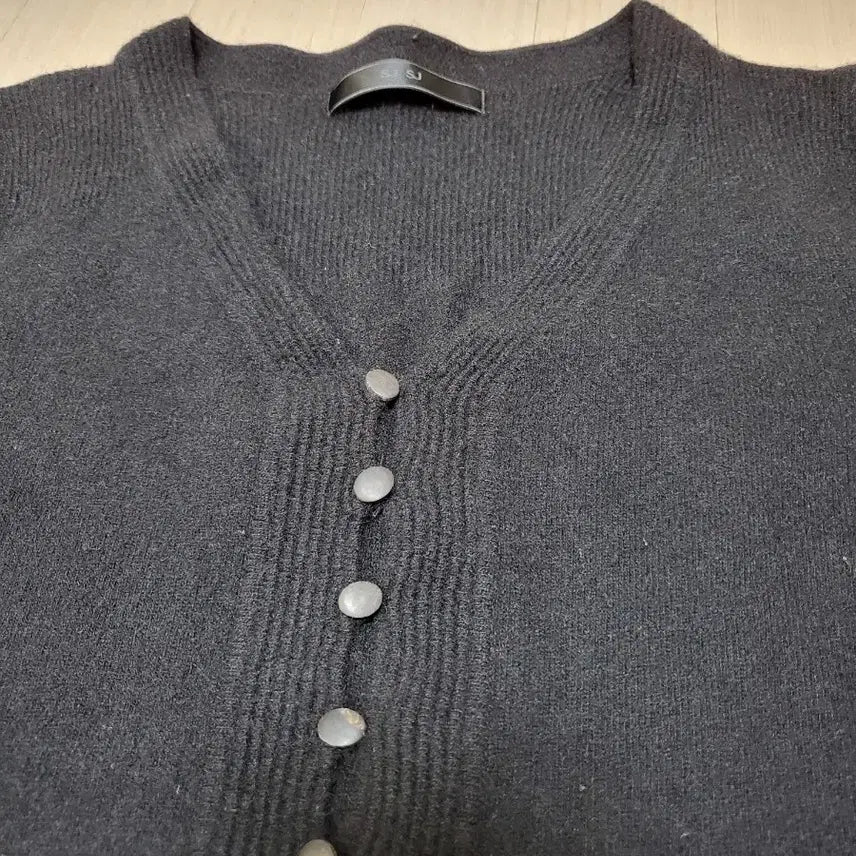 [BUNJANG] SJSJ Wool Blend Black Knit Sweater / 이쁜 타원형  단추가 달린 SJSJ 모 소재 블랙 니트 (사용 제품)
