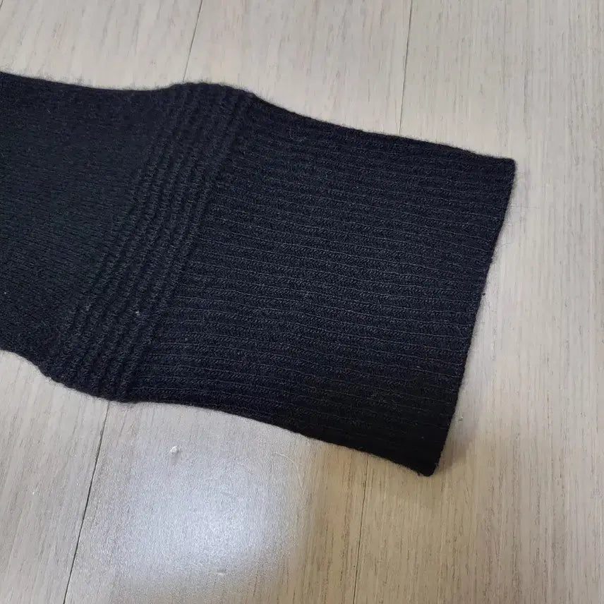 [BUNJANG] SJSJ Wool Blend Black Knit Sweater / 이쁜 타원형  단추가 달린 SJSJ 모 소재 블랙 니트 (사용 제품)