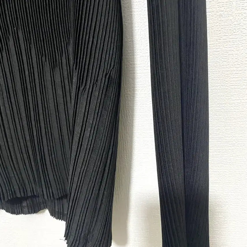 [SOLD OUT] 플리츠미 버튼 카라 블라우스 24SS