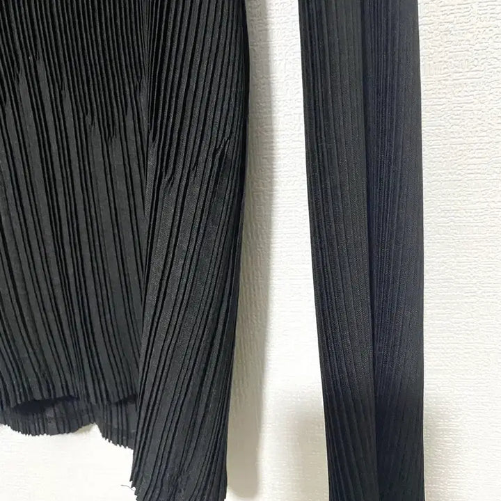 [SOLD OUT] 플리츠미 버튼 카라 블라우스 24SS