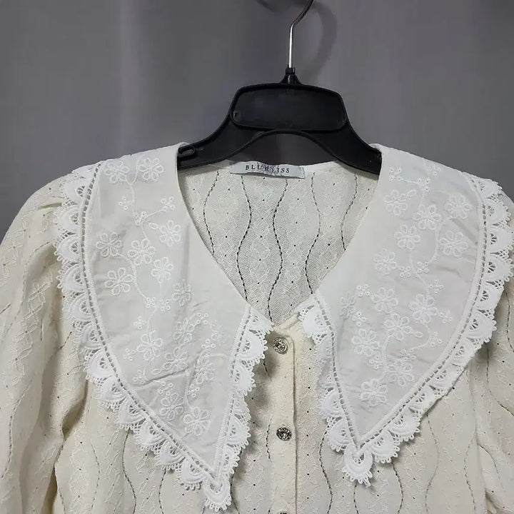 [BUNJANG] Blue Lace Blouse / 블루레이스 레이스 카라 큐빅단추 블라우스