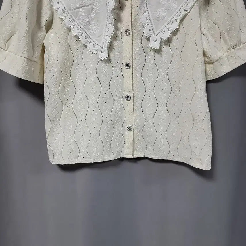 [BUNJANG] Blue Lace Blouse / 블루레이스 레이스 카라 큐빅단추 블라우스