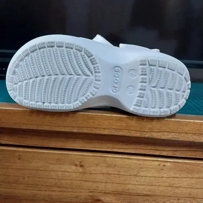 [BUNJANG] Crocs Classic Platform Sandals W7 / 크록스 클래식 플랫폼 샌들.W7. 240