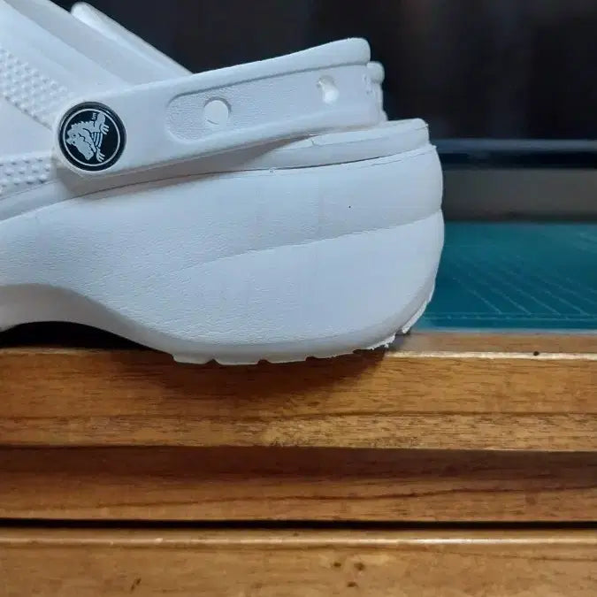 [BUNJANG] Crocs Classic Platform Sandals W7 / 크록스 클래식 플랫폼 샌들.W7. 240