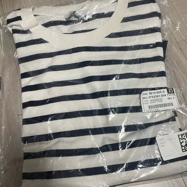 [SOLD OUT] COS 코스 스트라이프 레귤러 핏 반팔 티셔츠 블랙m