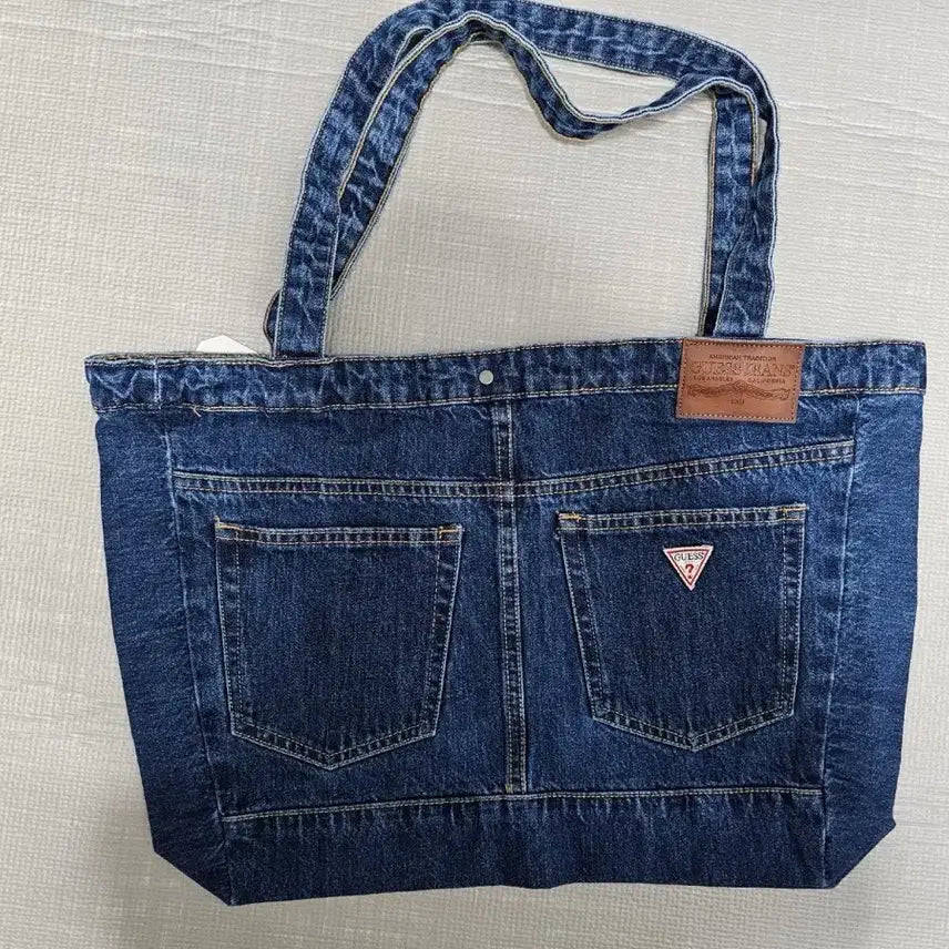 [SOLD OUT] guess 성수 팝업 현진 각인 데님가방 판매합니다