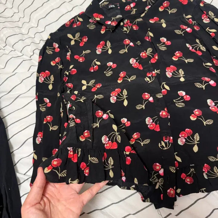 [BUNJANG] Zara Cherry Pattern Blouse - Size S / 자라 체리 블라우스 s 사이즈
