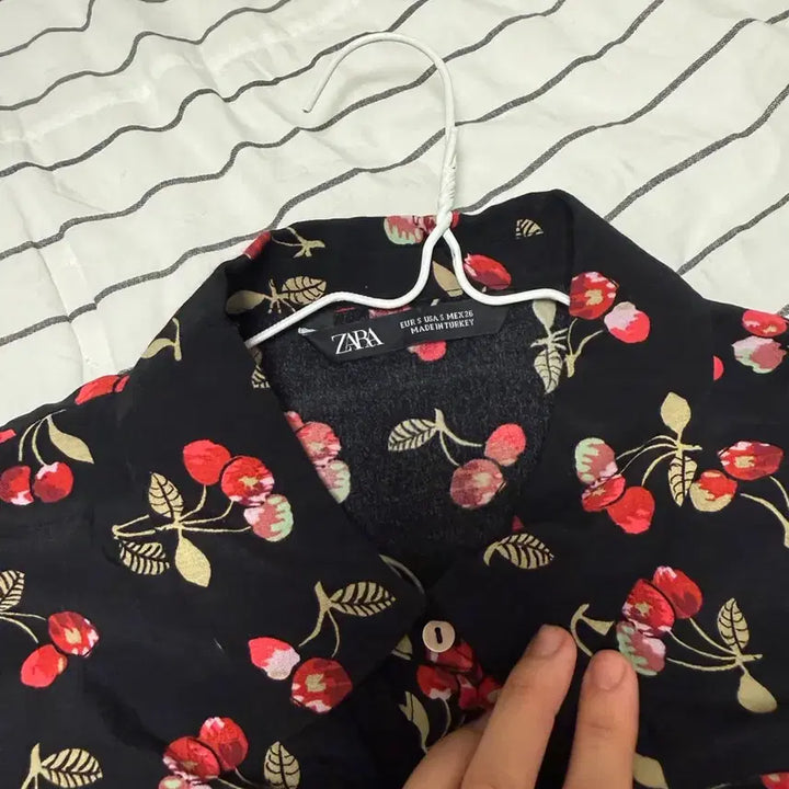 [BUNJANG] Zara Cherry Pattern Blouse - Size S / 자라 체리 블라우스 s 사이즈