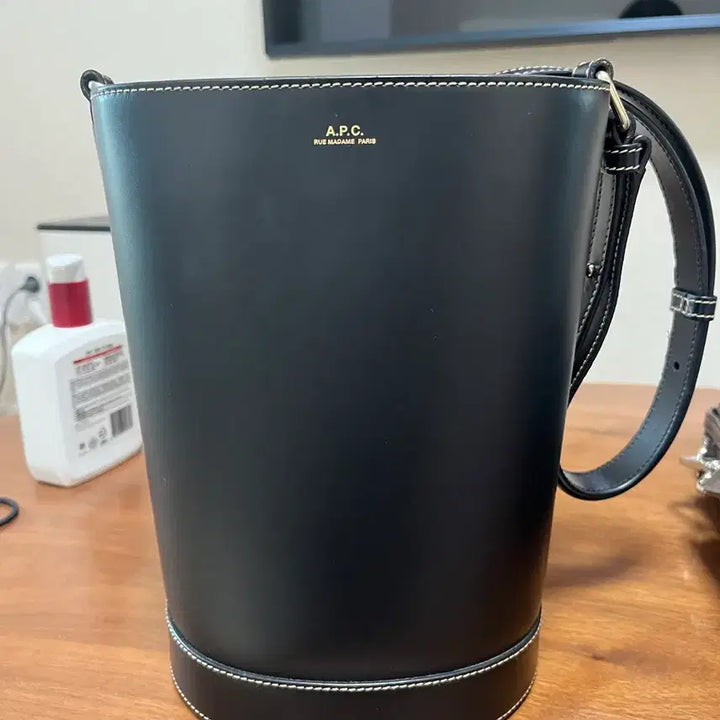 [BUNJANG] A.P.C Black Leather Bucket Bag / A.P.C 아페쎄 블랙 가죽 버킷백