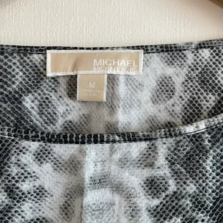 [SOLD OUT] 마이클코어스 롤 탭 슬리브 탑