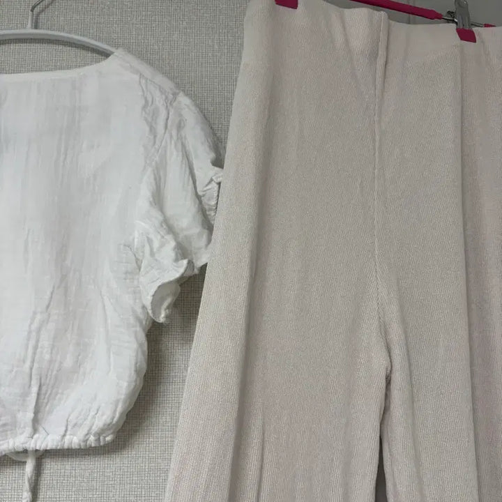 [BUNJANG] ZARA Beige Pants &amp; Ruffle Blouse Summer Set / ZARA 베이지 팬츠 &amp;  프릴 블라우스 동남아 여름 코디세트