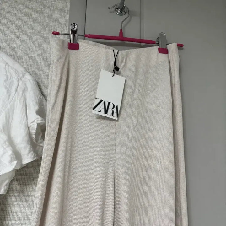 [BUNJANG] ZARA Beige Pants &amp; Ruffle Blouse Summer Set / ZARA 베이지 팬츠 &amp;  프릴 블라우스 동남아 여름 코디세트