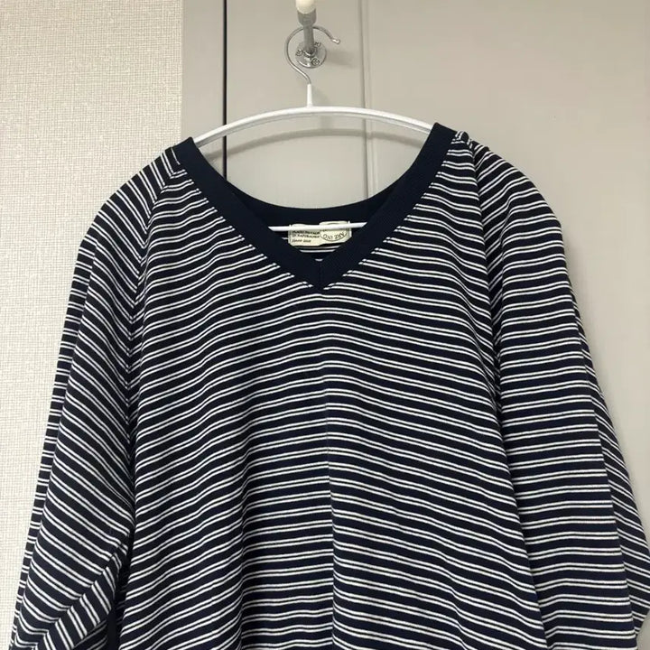[BUNJANG] Striped V-Neck Raglan Sweatshirt / 쇼핑몰 단가라 브이넥 맨투맨