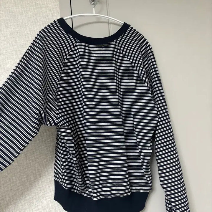 [BUNJANG] Striped V-Neck Raglan Sweatshirt / 쇼핑몰 단가라 브이넥 맨투맨