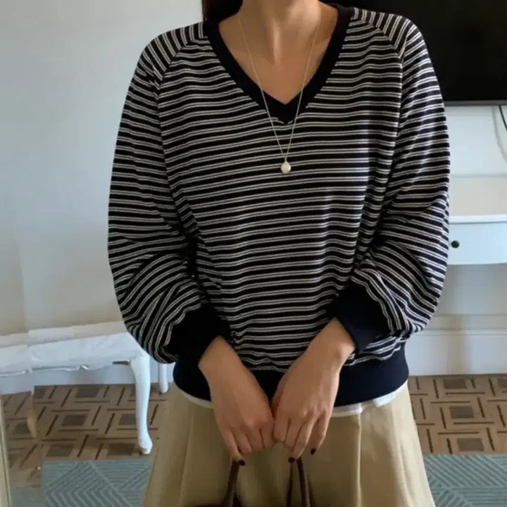 [BUNJANG] Striped V-Neck Raglan Sweatshirt / 쇼핑몰 단가라 브이넥 맨투맨