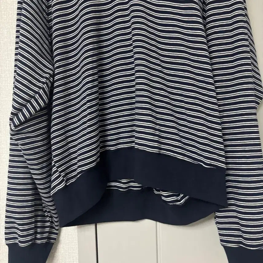 [BUNJANG] Striped V-Neck Raglan Sweatshirt / 쇼핑몰 단가라 브이넥 맨투맨
