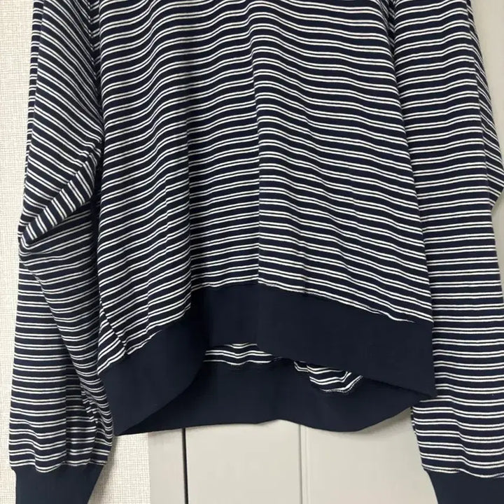 [BUNJANG] Striped V-Neck Raglan Sweatshirt / 쇼핑몰 단가라 브이넥 맨투맨