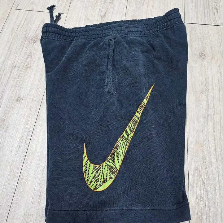[BUNJANG] Nike Side Swoosh Shorts / NIKE 나이키 사이드 스우시 반바지  2.5만에 팝니다.
