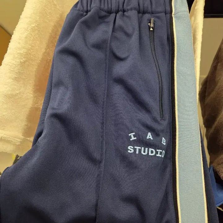 [BUNJANG] IAB Studio Track Pants Navy / 아이앱 스튜디오 트랙 팬츠 네이비 팝니다.