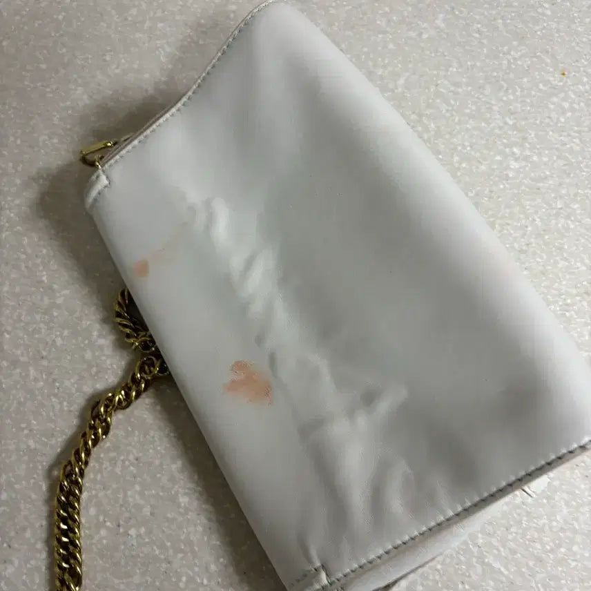 [SOLD OUT] 알렉산더맥퀸 화이트 스토리백 (오염)