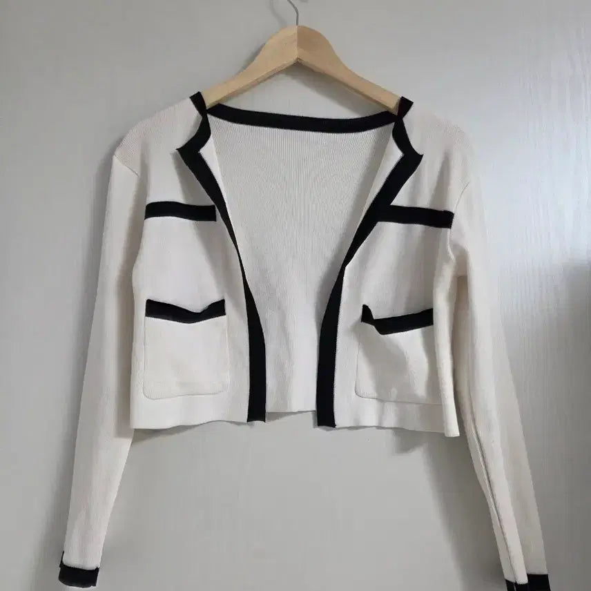 [BUNJANG] Ivory Color Block Crop Cardigan / 아이보리 배색 크롭 가디건