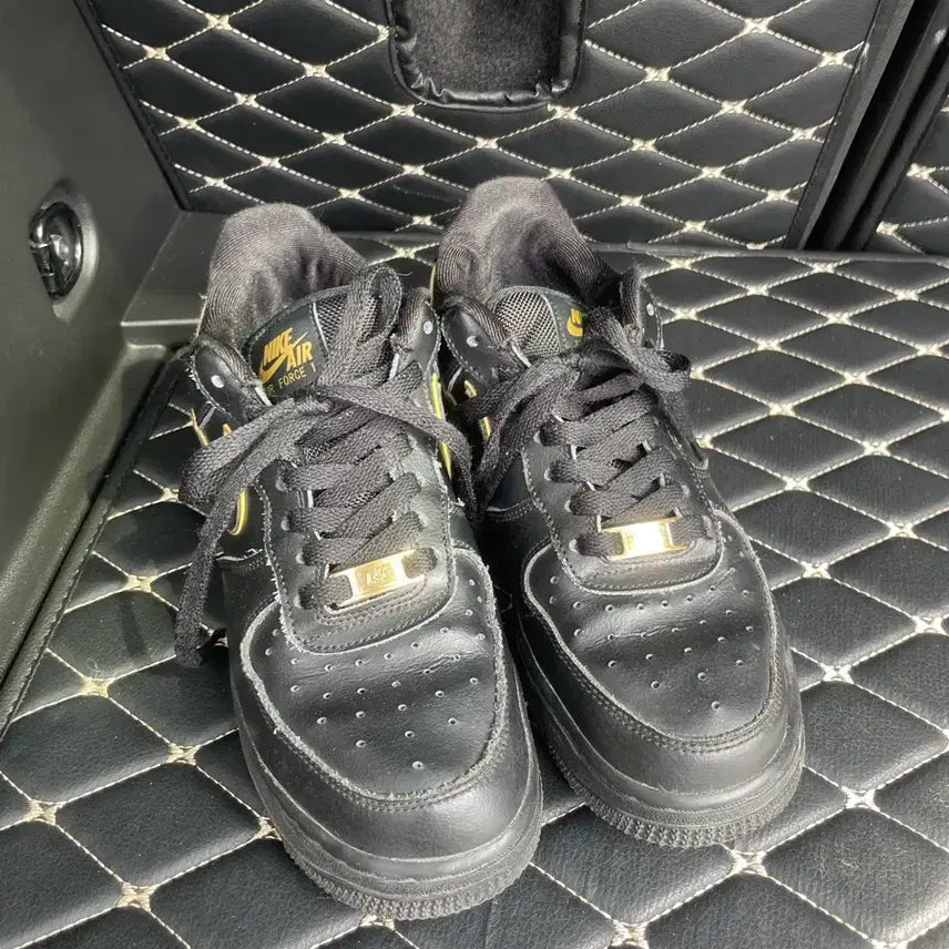 [BUNJANG] Nike Air Force 1 Black/Gold Sneakers / 나이키 에어포스1 블랙/골드 250