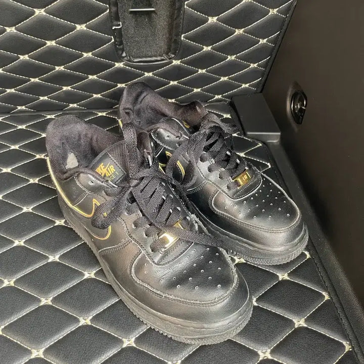 [BUNJANG] Nike Air Force 1 Black/Gold Sneakers / 나이키 에어포스1 블랙/골드 250