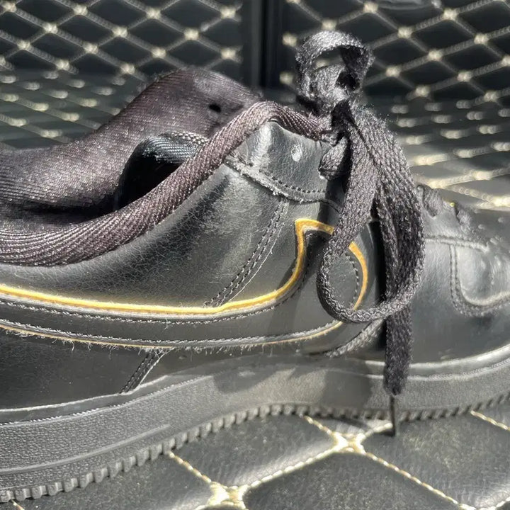 [BUNJANG] Nike Air Force 1 Black/Gold Sneakers / 나이키 에어포스1 블랙/골드 250