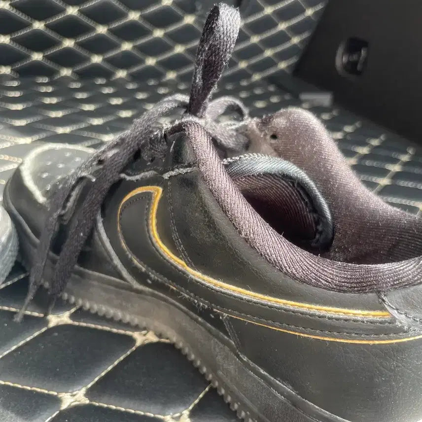 [BUNJANG] Nike Air Force 1 Black/Gold Sneakers / 나이키 에어포스1 블랙/골드 250