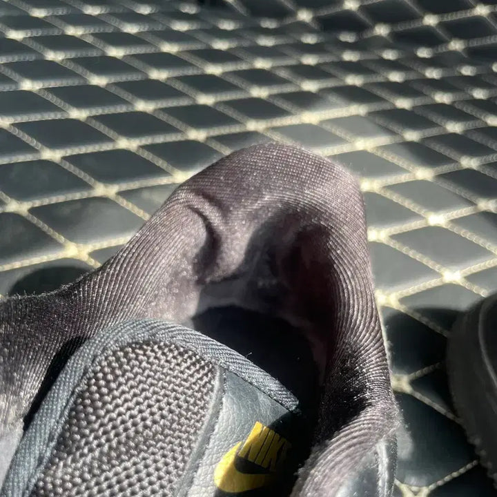[BUNJANG] Nike Air Force 1 Black/Gold Sneakers / 나이키 에어포스1 블랙/골드 250