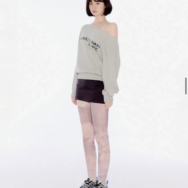 [BUNJANG] ILLIT Off-Shoulder Sweatshirt / [1번입은 새제품무방] 정가 7만5천원 유희  아일릿 오프숄더 맨투맨