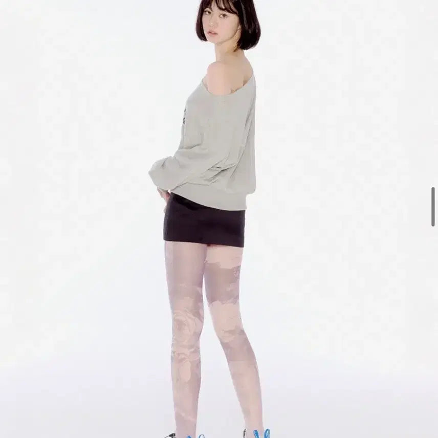 [BUNJANG] ILLIT Off-Shoulder Sweatshirt / [1번입은 새제품무방] 정가 7만5천원 유희  아일릿 오프숄더 맨투맨