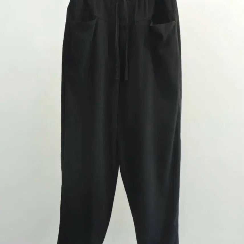 [SOLD OUT] [1] 코모리 26SS 블랙 드릴 테이퍼드 팬츠 새상품