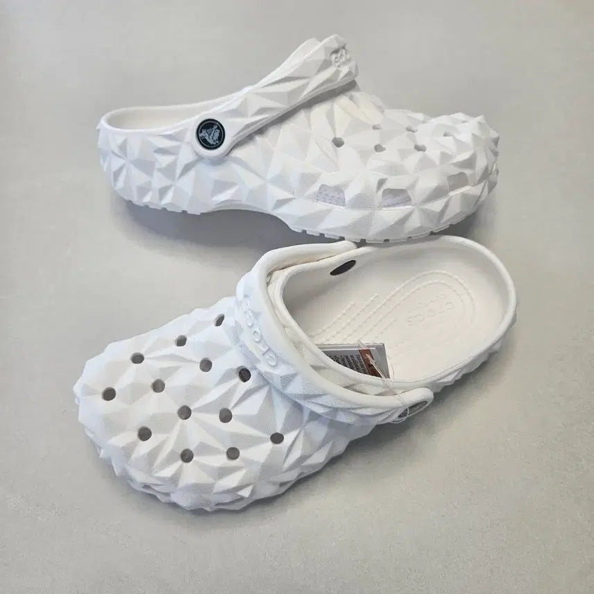 [BUNJANG] Crocs Geometric White Shoes (Size 250) / 크록스 지오메트릭 화이트 250 새상품