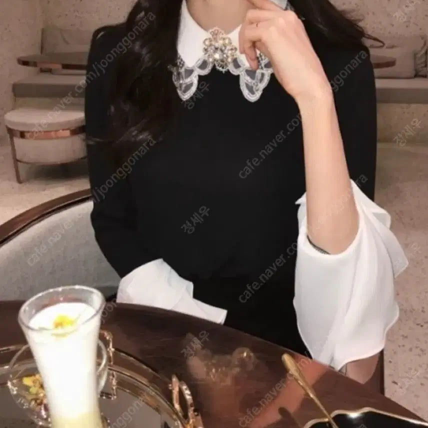 [BUNJANG] La Belle Blanc Luce Blouse with Brooch / 라벨르블랑 루체 블라우스