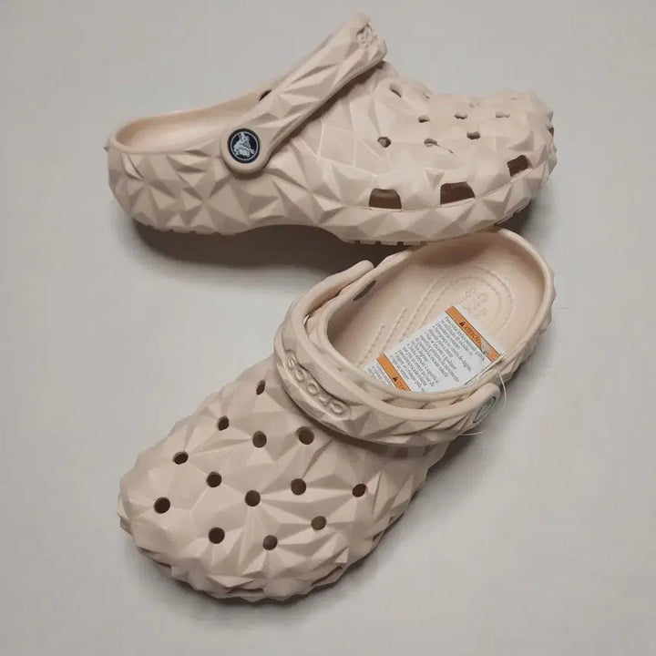 [BUNJANG] Crocs Geometric Cream Size 250 New / 크록스 지오메트릭 크림 250 새상품