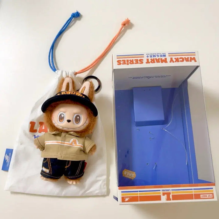 [BUNJANG] Pop Mart Shopkeeper Labubu Keyring / 팝마트 수상한 편의점 점장라부부(정품)