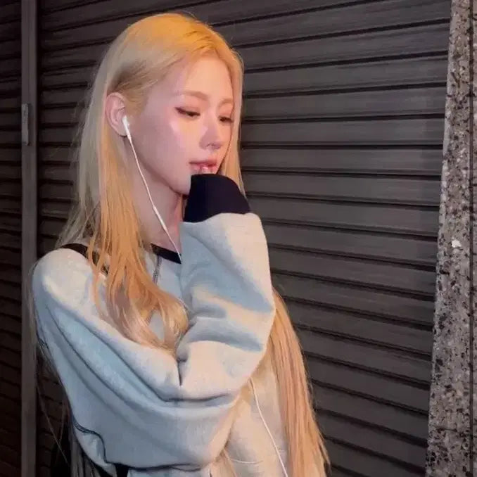 [BUNJANG] Ronron Off-Shoulder Sweatshirt / 론론 오프숄더 스웻셔츠 맨투맨 아이들 미연 착용