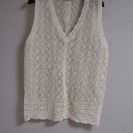 [BUNJANG] V-Neck Punching Knit Vest / (새상품)브이넥 펀칭 니트베스트