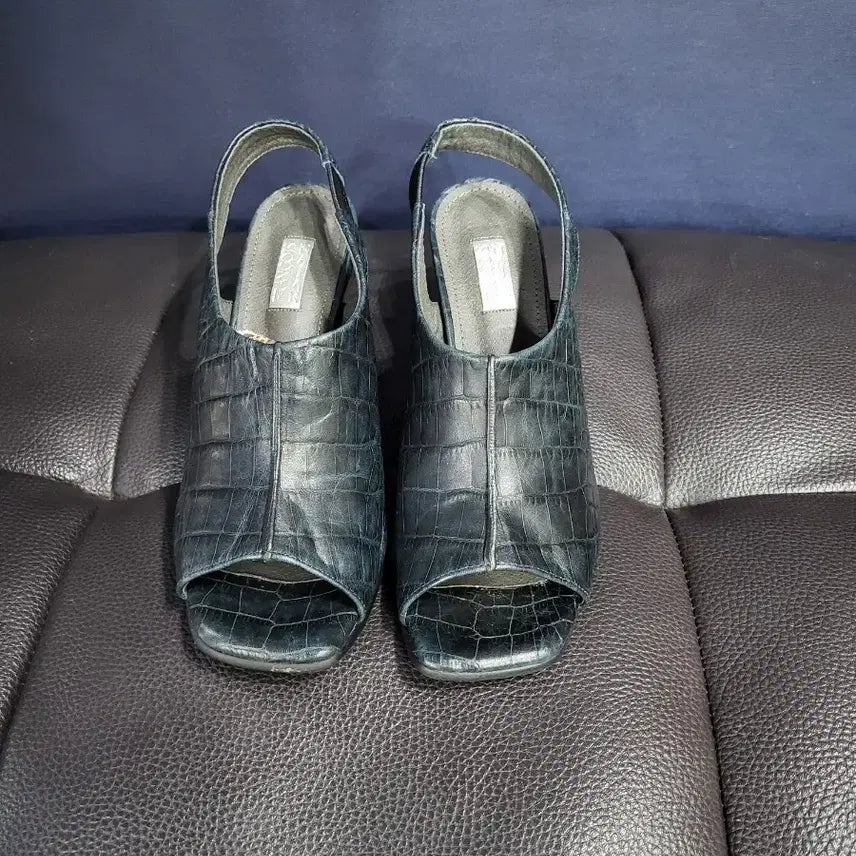 [BUNJANG] Leather Crocodile Pattern Open-toe Heels / 가죽 크록커다일 패턴 오픈토