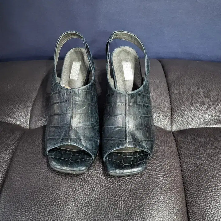 [BUNJANG] Leather Crocodile Pattern Open-toe Heels / 가죽 크록커다일 패턴 오픈토