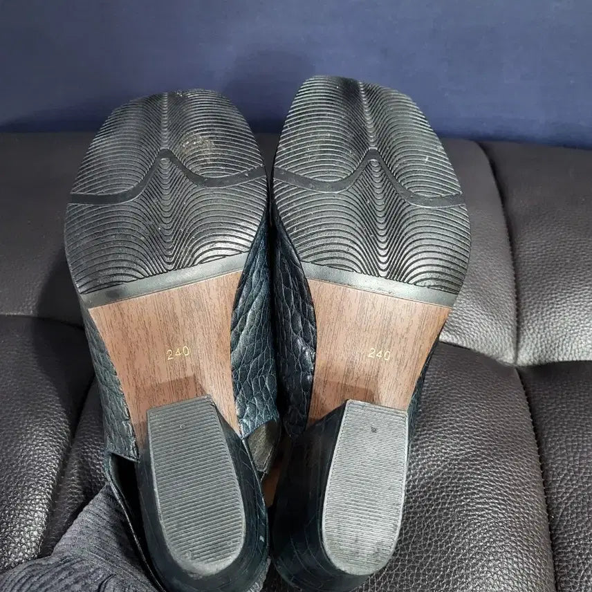 [BUNJANG] Leather Crocodile Pattern Open-toe Heels / 가죽 크록커다일 패턴 오픈토