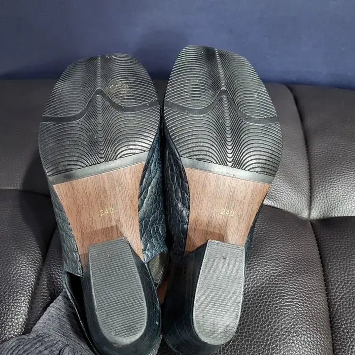 [BUNJANG] Leather Crocodile Pattern Open-toe Heels / 가죽 크록커다일 패턴 오픈토