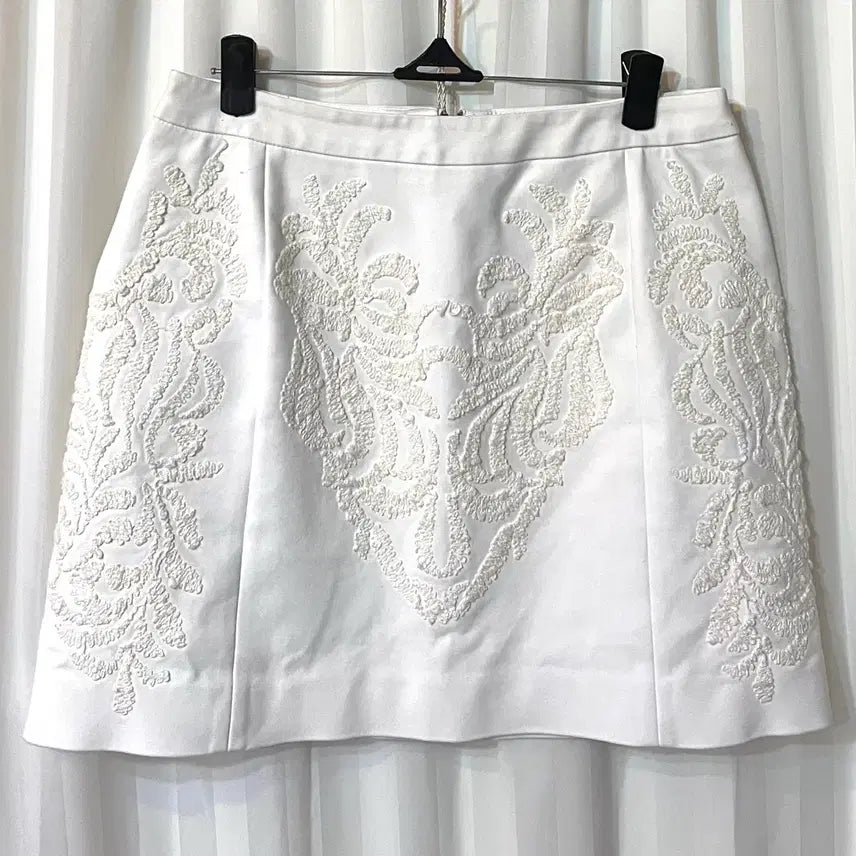 [BUNJANG] Sisley White Embroidered Mini Skirt / 시슬리 화이트 자수 미니스커트 42 사용감있음